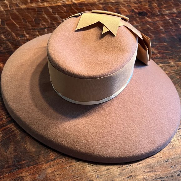 Michael Howard Accessories - Vintage Michael Howard Tan Wool Hat